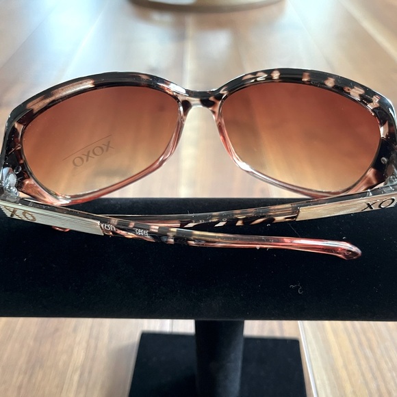 XOXO Sunglasses - Picture 3 of 9